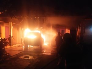 Mobil SUV Korsleting, Api Menyambar Mercedes di Garasi Rumah di Kramat Jati