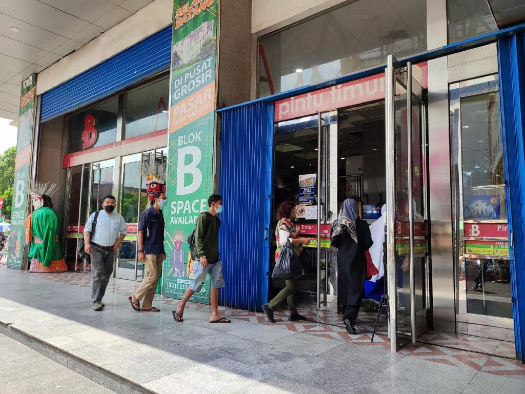 Mobilitas Warga Naik di Pusat Belanja, Begini Kondisi Pasar Tanah Abang Mobilitas Warga Naik di Pusat Belanja, Begini Kondisi Pasar Tanah Abang
