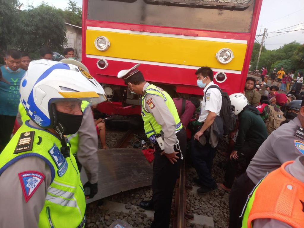 Terobos Perlintasan Kereta, Pemotor-Penumpang Tewas Ditabrak KRL di Jakbar
