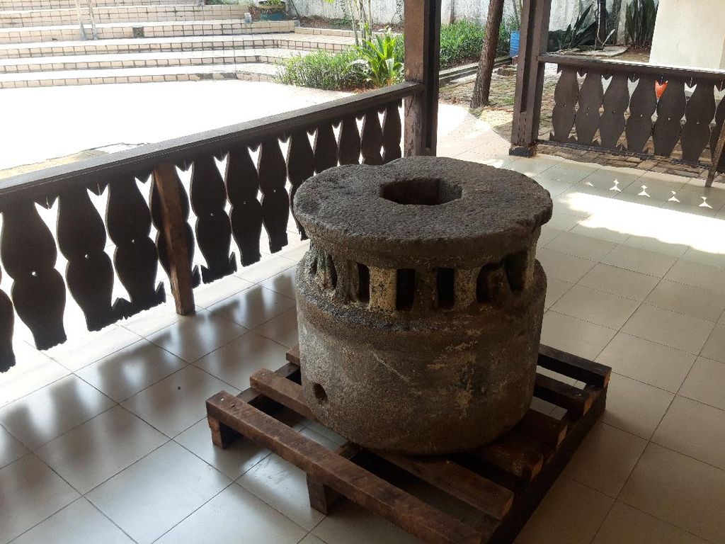 Batu Tempat Duduk Penumpang Angkot di Pasar Rebo Ternyata Bernilai Sejarah
