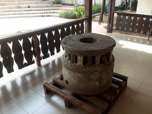 Batu Tempat Duduk Penumpang Angkot di Pasar Rebo Ternyata Bernilai Sejarah Batu Tempat Duduk Penumpang Angkot di Pasar Rebo Ternyata Bernilai Sejarah