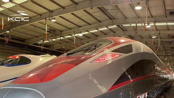 Perdana! Ini Penampakan Kereta Cepat Jakarta-Bandung