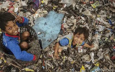 Mencari Harta Karun di Gunungan Sampah Bantargebang
