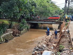 detikcom Do Your Magic: Tanggul Hek Kramat Jati Masih Diganjal Karung-Kayu