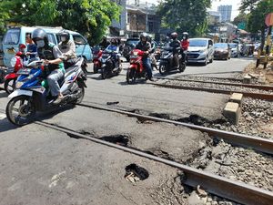 detikcom Do Your Magic: Perlintasan Sebidang Percetakan Negara Sering Bikin Pemotor Jatuh