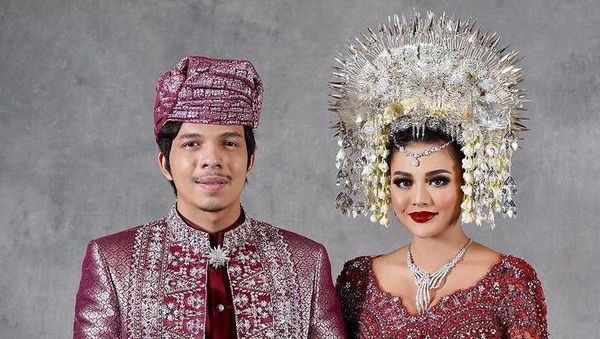 10 Potret Menawan Pernikahan Pasangan Artis Dengan Adat Minang