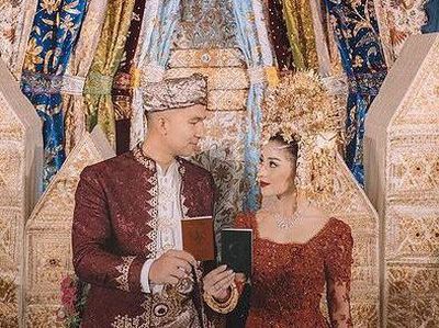 10 Foto Artis Menikah Dengan Adat Minang, Enzy Storia Anggun Pakai Suntiang