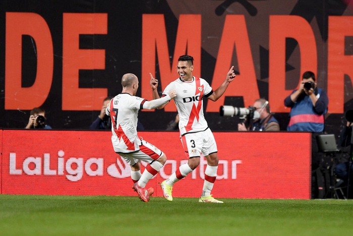 MADRID, SPAIN - OCTOBER 27: Radamel Falcao of Rayo Vallecano celebrates after opening the scoring during the LaLiga Santander match between Rayo Vallecano and FC Barcelona at Campo de Futbol de Vallecas on October 27, 2021 in Madrid, Spain. (Photo by Denis Doyle/Getty Images)
