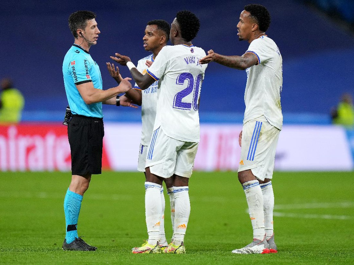 Wasit Cesar Soto Grado berbicara dengan pemain Real Madrid. (Foto: Angel Martinez/Getty Images)