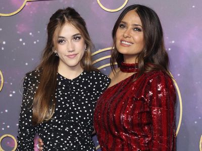 7 Potret Putri Cantik Salma Hayek dan Bos Gucci yang Jarang Terekspos