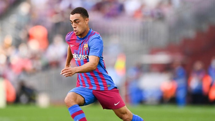 Sergino Dest BARCELONA, SPAIN - SEPTEMBER 26: SergiΓ±o Dest of FC Barcelona runs with the ball during the LaLiga Santander match between FC Barcelona and Levante UD at Camp Nou on September 26, 2021 in Barcelona, Spain. (Photo by David Ramos/Getty Images)