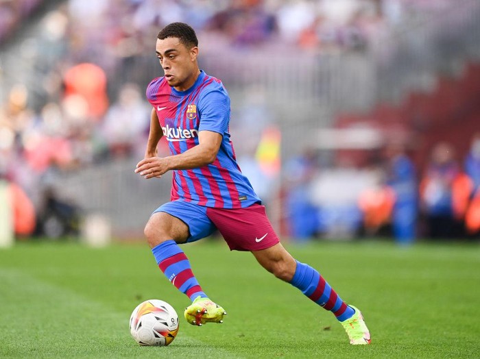 BARCELONA, SPAIN - SEPTEMBER 26: Sergiño Dest of FC Barcelona runs with the ball during the LaLiga Santander match between FC Barcelona and Levante UD at Camp Nou on September 26, 2021 in Barcelona, Spain. (Photo by David Ramos/Getty Images)