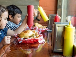Studi: Sarung Tangan Karet Cemari Makanan Cepat Saji