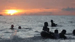 Senja di Pantai Pasir Terhalus di Dunia, Pantai Ngurbloat Maluku