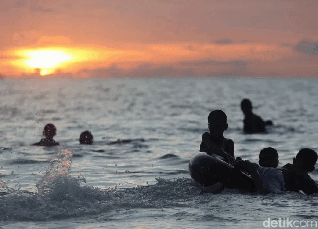 Senja di Pantai Pasir Terhalus di Dunia, Pantai Ngurbloat Maluku