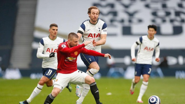 LONDON, ENGLAND - APRIL 11: Harry Kane of Tottenham Hotspur is challenged by Luke Shaw of Manchester United during the Premier League match between Tottenham Hotspur and Manchester United at Tottenham Hotspur Stadium on April 11, 2021 in London, England. Sporting stadiums around the UK remain under strict restrictions due to the Coronavirus Pandemic as Government social distancing laws prohibit fans inside venues resulting in games being played behind closed doors. (Photo by Matthew Childs - Pool/Getty Images)