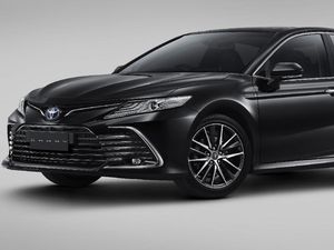 Spesifikasi dan Harga Toyota Camry Hybrid Firli Bahuri Spesifikasi dan Harga Toyota Camry Hybrid Firli Bahuri