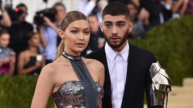 NEW YORK, NY - MAY 02: Gigi Hadid and Zayn Malik attend the 'Manus x Machina: Fashion In An Age Of Technology' Costume Institute Gala at Metropolitan Museum of Art on May 2, 2016 in New York City.   Dimitrios Kambouris/Getty Images/AFP (Photo by Dimitrios Kambouris / GETTY IMAGES NORTH AMERICA / Getty Images via AFP)