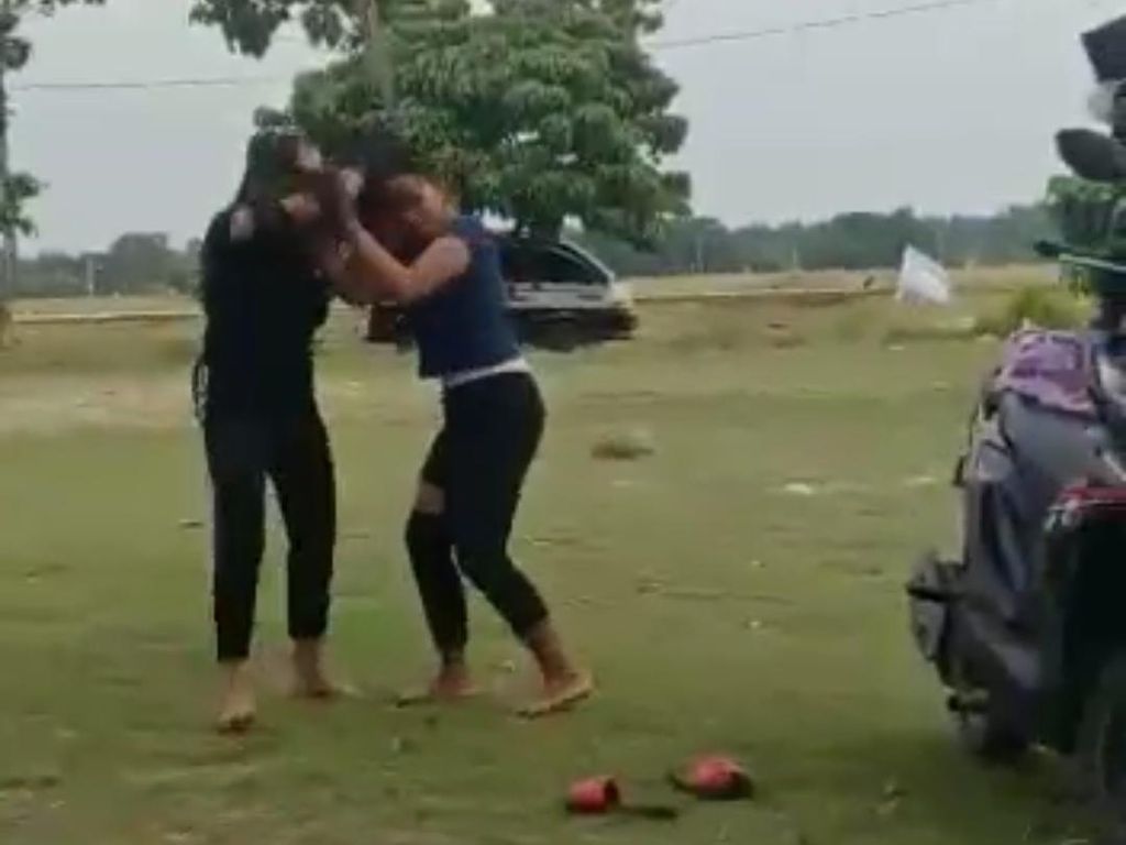 Viral Duel Dua Perempuan di Ngawi Saling Jambak Rambut