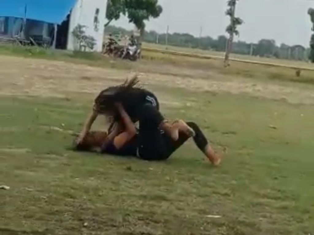 Dua Perempuan Viral Duel di Ngawi Sesama Netizen Saling Ejek Lalu Ketemu Dua Perempuan Viral Duel di Ngawi Sesama Netizen Saling Ejek Lalu Ketemu