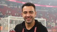 Ini gaya Xavi dengan trofi juara usai Al Sadd mengalahkan Al Rayyan dalam final Amir Cup. (Foto: AFP/KARIM JAAFAR)