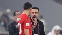 Kalau dulu Xavi terbiasa menerima arahan dari pelatih, kini dia yang melakukannya ke pemain. (Foto: AFP/KARIM JAAFAR)