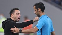 Begini gaya Xavi si pelatih saat berdebat dengan wasit. (Foto: AFP/KARIM JAAFAR)