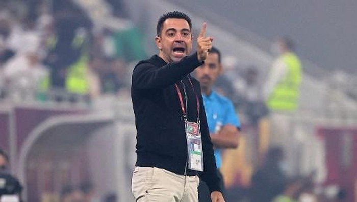 (FILES) In this file photo taken on October 22, 2021 Sadd's coach Xavi speaks to his players during the Amir Cup final football match between Al-Sadd and Al-Rayyan at the Al-Thumama Stadium in the capital Doha. - Ronald Koeman has been sacked as Barcelona coach, on October 27, 2021, after a torrid 14 months, with legendary midfielder Xavi Hernandez the strong favourite to replace him. (Photo by KARIM JAAFAR / AFP)