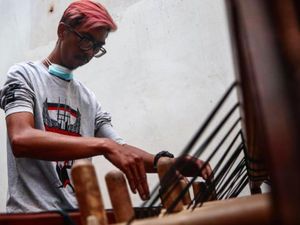 Keren! Anak Punk Bandung Tetap Lestarikan Angklung