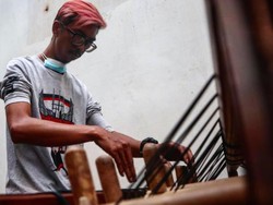 Keren! Anak Punk Bandung Tetap Lestarikan Angklung