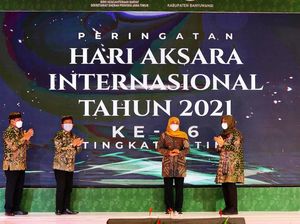 Momen Gubernur Khofifah Hadiri Puncak Peringatan Hari Aksara di Banyuwangi Momen Gubernur Khofifah Hadiri Puncak Peringatan Hari Aksara di Banyuwangi