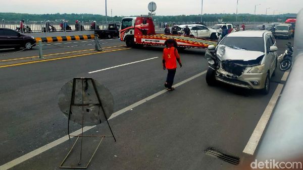 Begini Kondisi Dua Mobil yang Kecelakaan di Suramadu