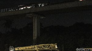 Begini Proses Evakuasi LRT yang Tabrakan di Cibubur