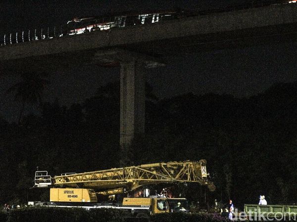 Begini Proses Evakuasi LRT yang Tabrakan di Cibubur