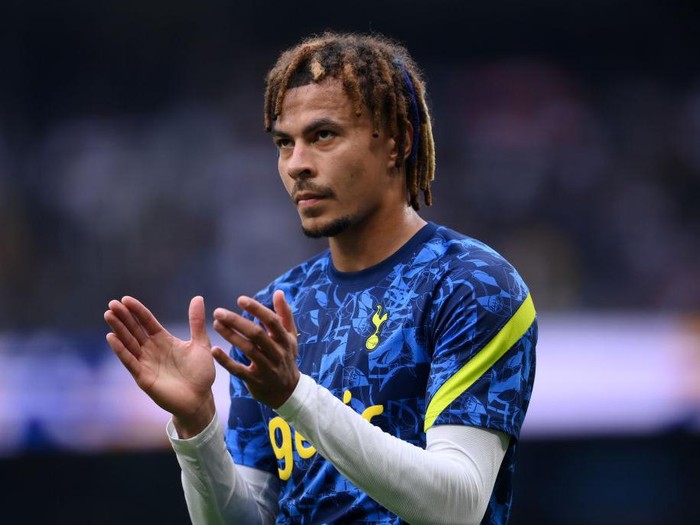 LONDON, ENGLAND - SEPTEMBER 19: Dele Alli of Tottenham Hotspur acknowledges the fans prior to the Premier League match between Tottenham Hotspur and Chelsea at Tottenham Hotspur Stadium on September 19, 2021 in London, England. (Photo by Laurence Griffiths/Getty Images)