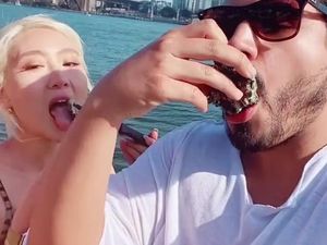 Demi Konten, Orang-orang Ini Rela Makan Tiram dari Laut Tercemar Racun