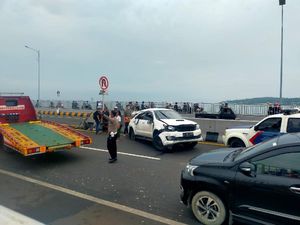 Dua Mobil Terlibat Laka di Suramadu, Kemacetan Tak Terhindarkan