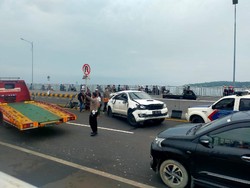 Dua Mobil Terlibat Laka di Suramadu, Kemacetan Tak Terhindarkan