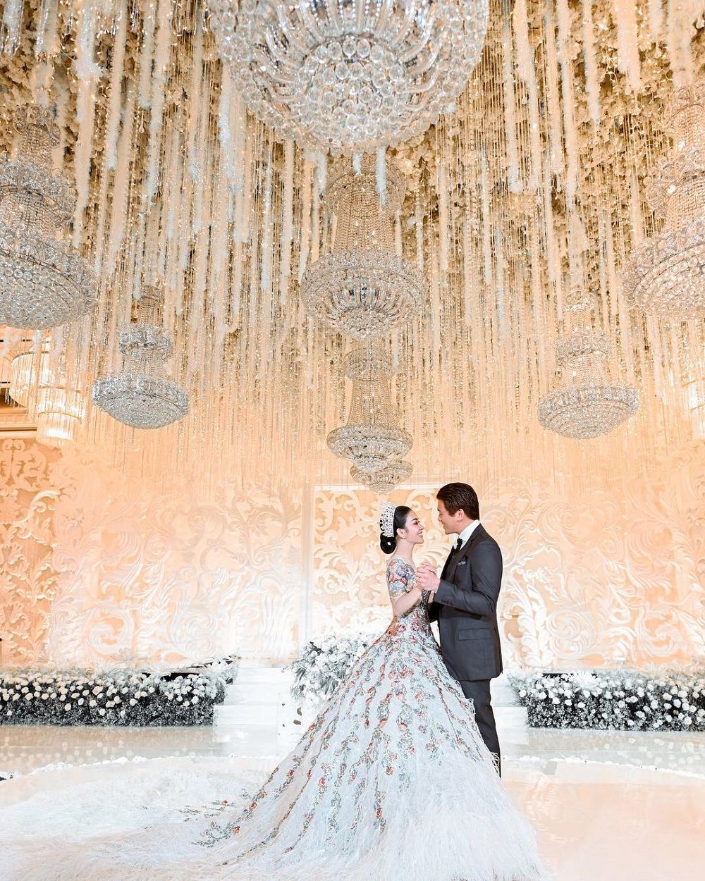Elegan dan mewah! Pasangan artis ini pilih konsep Royal Wedding untuk resepsi pernikahannya!