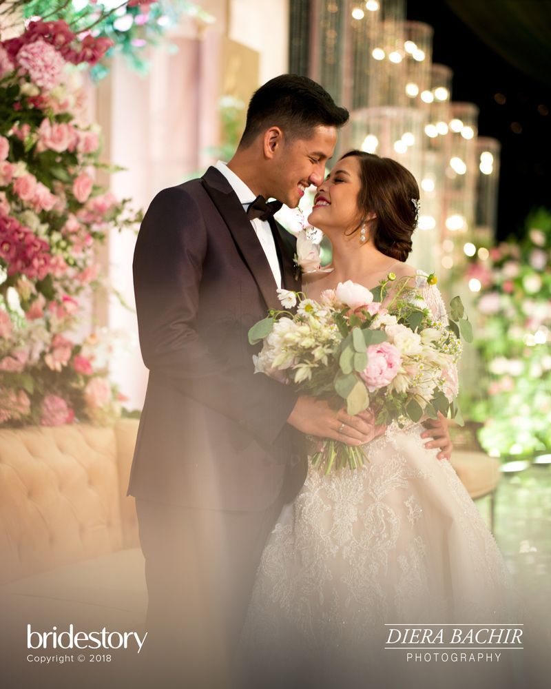 Elegan dan mewah! Pasangan artis ini pilih konsep Royal Wedding untuk resepsi pernikahannya!