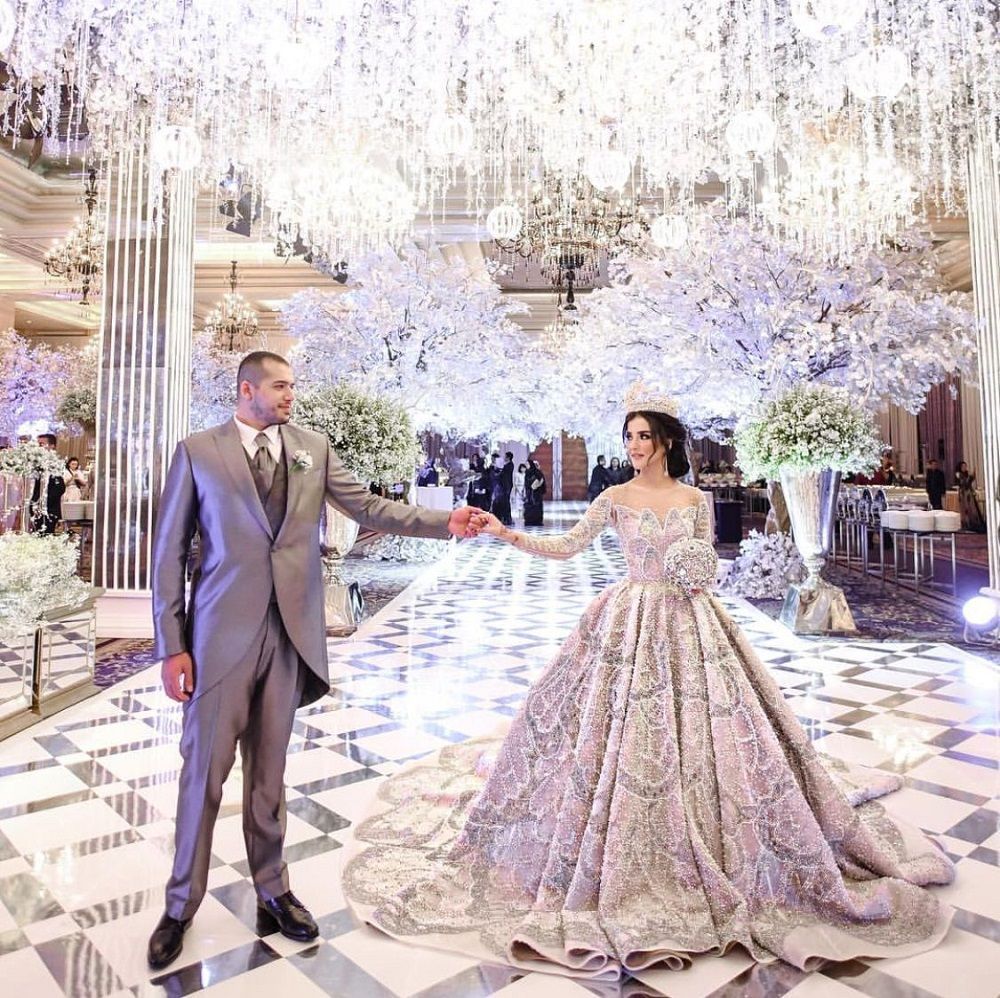 Elegan dan mewah! Pasangan artis ini pilih konsep Royal Wedding untuk resepsi pernikahannya!