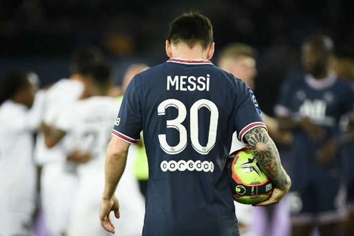 FBL-FRA-LIGUE1-PSG-LILLE Paris Saint-Germain's Argentinian forward Lionel Messi during the French L1 football match between Paris Saint-Germain (PSG) and LOSC Lille at the Parc des Princes stadium, in Paris, on October 29, 2021. (Photo by Bertrand GUAY / AFP)