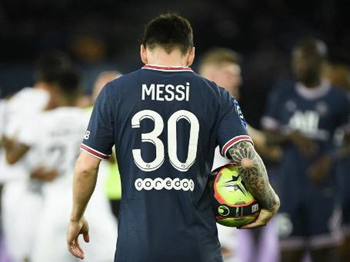 Paris Saint-Germain's Argentinian forward Lionel Messi during the French L1 football match between Paris Saint-Germain (PSG) and LOSC Lille at the Parc des Princes stadium, in Paris, on October 29, 2021. (Photo by Bertrand GUAY / AFP)