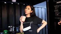 Potret DJ Una Saat Nikmati Floating Breakfast hingga Steak