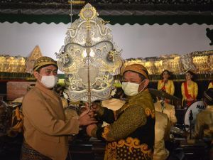 Golkar Jatim Gelar Wayang Kulit: Perjuangan Arjuna Wiwaha Mirip Ketum Airlangga Golkar Jatim Gelar Wayang Kulit: Perjuangan Arjuna Wiwaha Mirip Ketum Airlangga