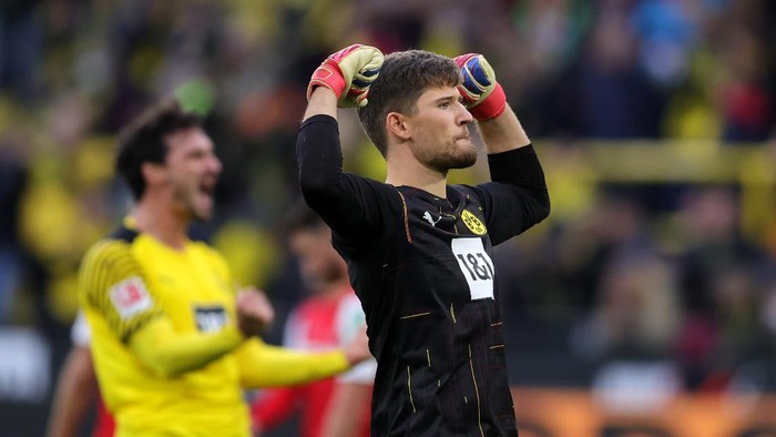 DORTMUND, GERMANY - OCTOBER 30: Gregor Kobel of Borussia Dortmund celebrates at the final whistle after the Bundesliga match between Borussia Dortmund and 1. FC Köln at Signal Iduna Park on October 30, 2021 in Dortmund, Germany. (Photo by Joosep Martinson/Getty Images)