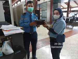 Simak Lagi Pesan Kejujuran Halimah, Cleaning Service Kembalikan Cek Rp 35,9 M Simak Lagi Pesan Kejujuran Halimah, Cleaning Service Kembalikan Cek Rp 35,9 M
