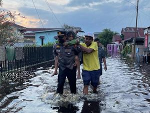 Ratusan Rumah di Dumai Terendam Banjir, 2 Lansia Dievakuasi