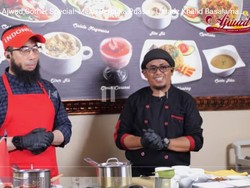 Jago Masak! Ustadz Khalid Basalamah Tunjukkan Aksi Masak Umm Ali
