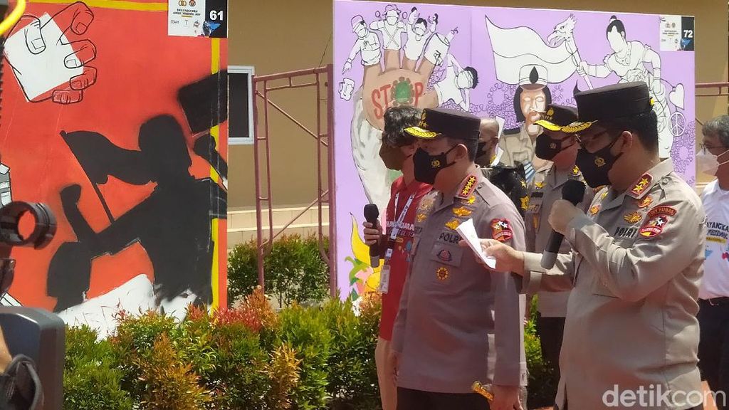 Momen Kapolri Saksikan Seniman Kritik Polisi Lewat Mural Momen Kapolri Saksikan Seniman Kritik Polisi Lewat Mural